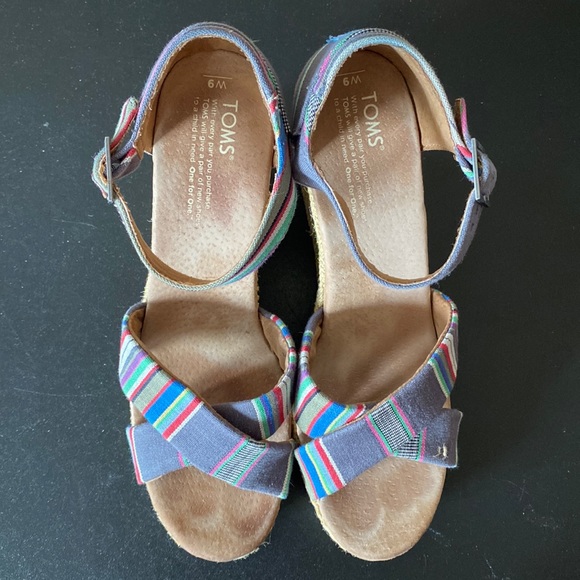 TOMS Strappy Wedge Sandals - Picture 1 of 5